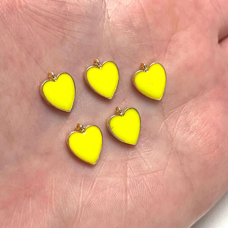 Breloques en forme de cœur émaillé jaune fluo plaqué or 24 carats, 5 pièces dans un paquet