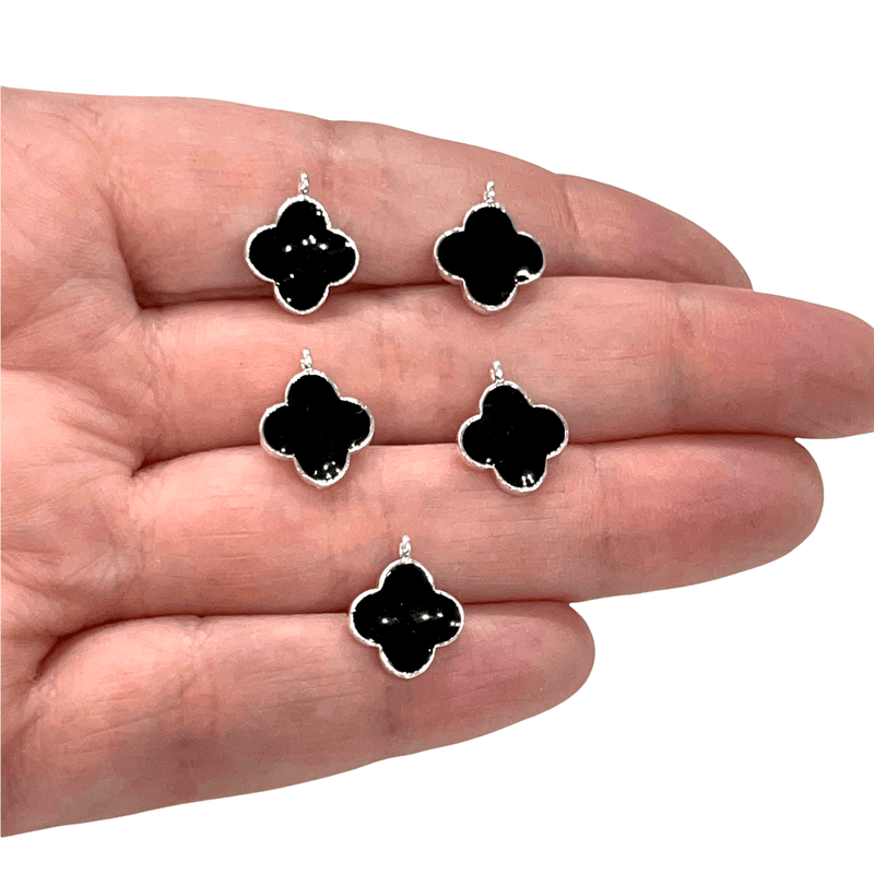 Charmes de trèfle émaillé noir plaqué argent, 5 pièces dans un paquet